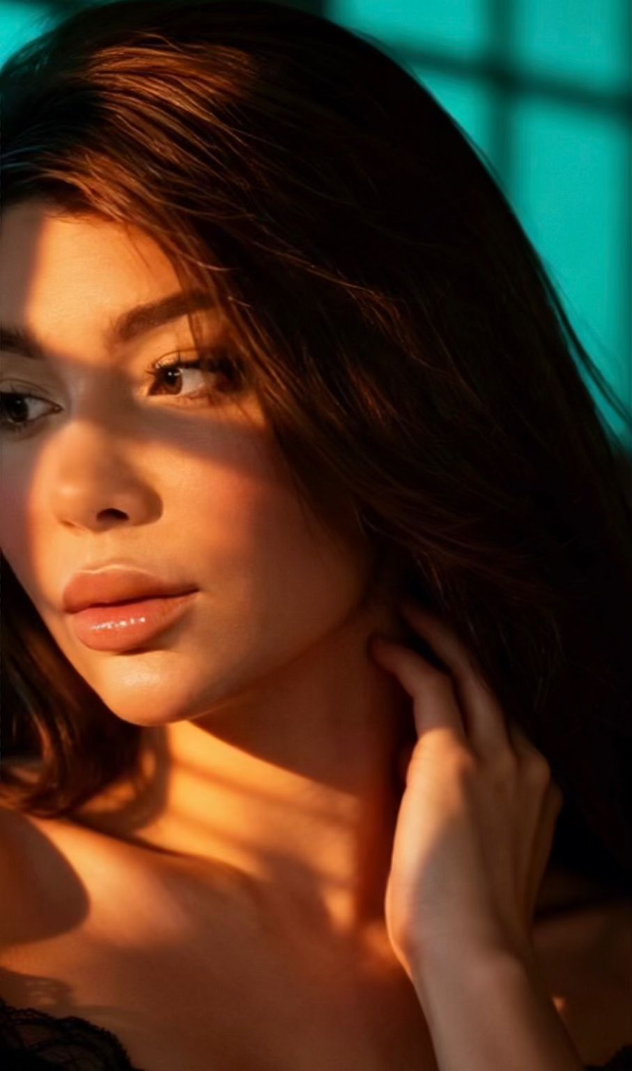 Portrait of María Parra, founder of MP Diamonds, luxury content creator based in Miami